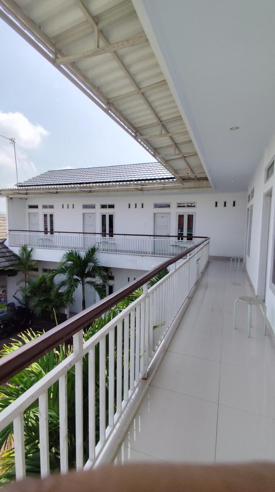 Backyard Guest House Banjar  Экстерьер фото