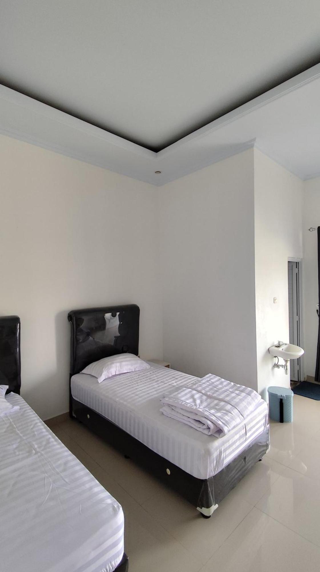 Backyard Guest House Banjar  Экстерьер фото